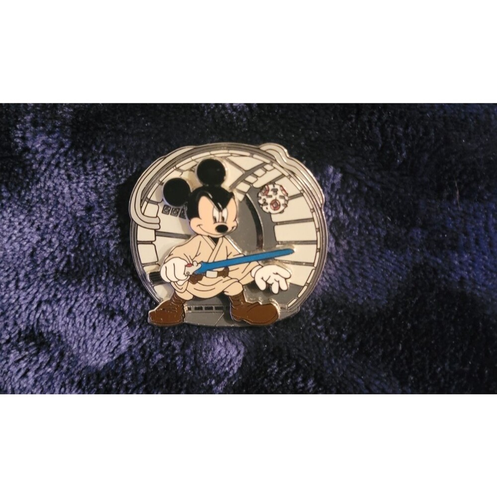 2007 Disney Star Wars Mickey Mouse as Luke Skywalker Pin Jedi With Lightsaber